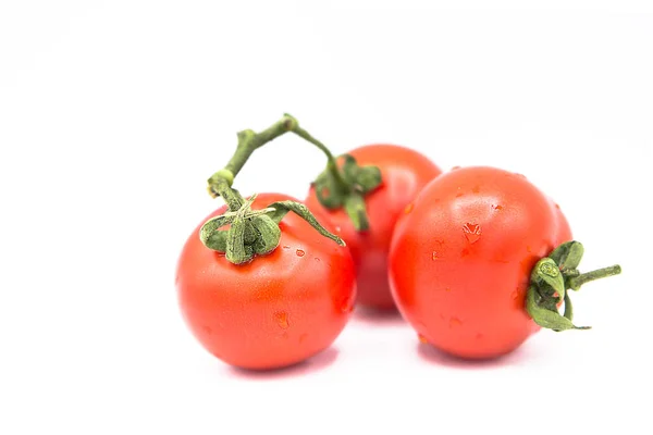 Reife Bio Tomaten Wassertropfen Isoliert Auf Weißem Hintergrund — Stockfoto