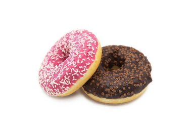 Beyaz arka planda izole edilmiş fıskiyeli ve jöleli çörekler