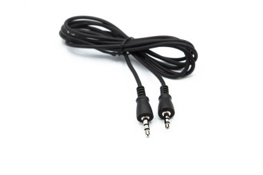 Beyaz arka plan üzerinde izole siyah ses kablosu aux