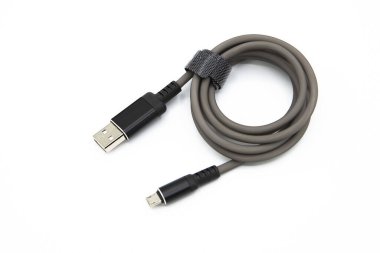 Beyaz arkaplanda izole edilmiş mikro usb kablosu