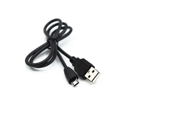 Beyaz arkaplanda izole edilmiş mikro usb kablosu