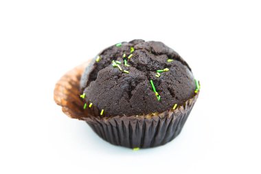 Beyaz arka planda izole edilmiş renkli dekoratif tozlu kabartma kağıdında çikolatalı kek.