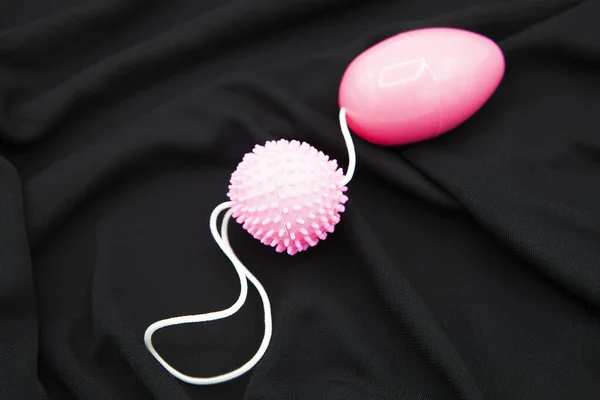 Siyah arka planda izole edilmiş pembe aşk topları seksi oyuncak. 