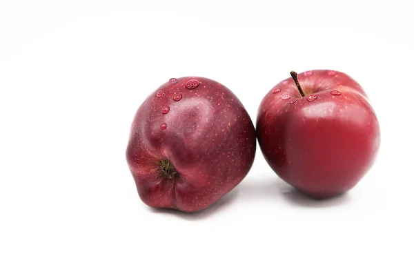 Manzanas Rojas Orgánicas Maduras Con Gotas Agua Aisladas Sobre Fondo — Foto de Stock