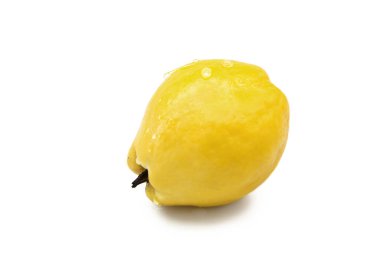 Beyaz arkaplanda izole edilmiş su damlalarındaki ayva