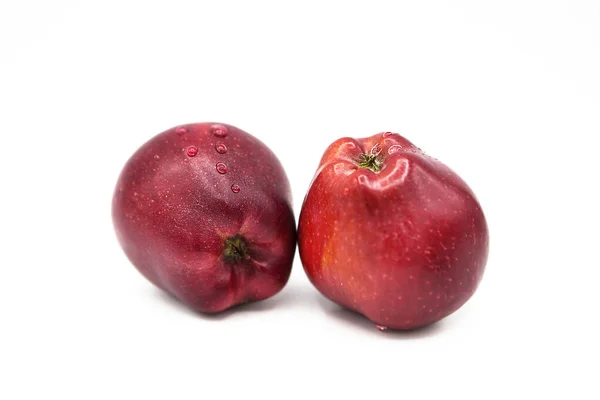 Olgun Kırmızı Organik Elmalar Beyaz Arka Planda Izole Edilmiş Damlaları — Stok fotoğraf