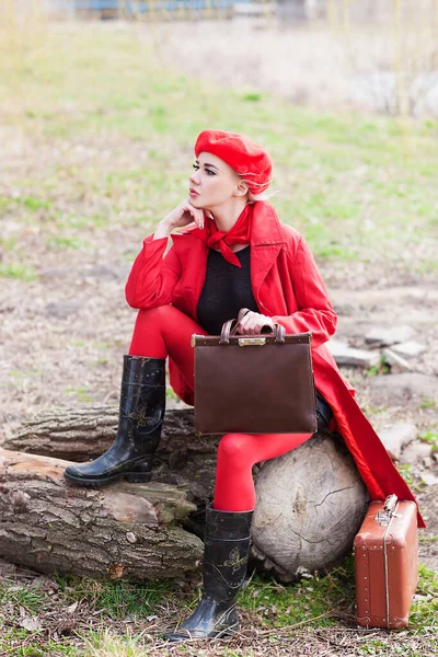 Traurige Einsame Frau Mit Tasche Auf Dem Rasen Park — Stockfoto