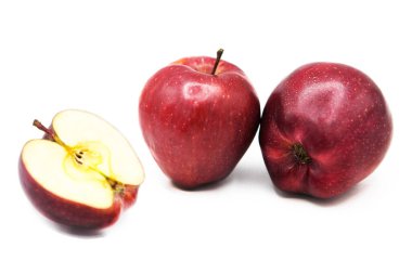 Taze taze organik elmalar ve beyaz arka planda izole edilmiş yarım elma..