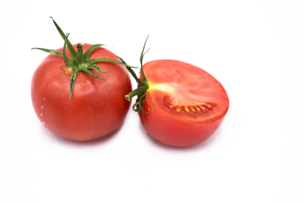 Reife Frische Bio Tomate Und Eine Halbe Tomate Tautropfen Isoliert — Stockfoto