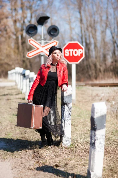 Joven Mujer Viajera Con Una Maleta Retro Camino —  Fotos de Stock