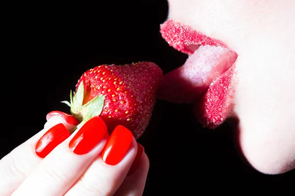 Молодая Женщина Рот Красной Клубникой Покрыты Сахаром Изолированы Черном Фоне — стоковое фото