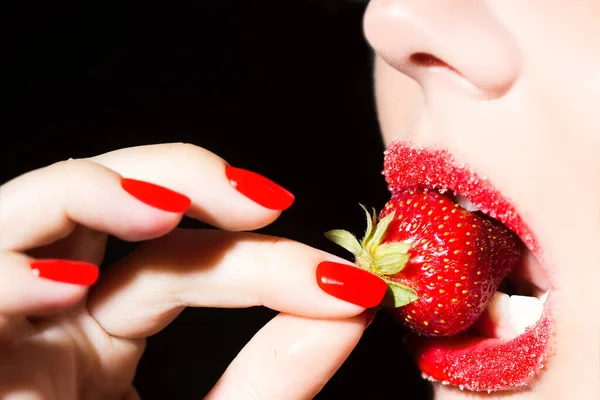 배경에 설탕으로 딸기를 — 스톡 사진
