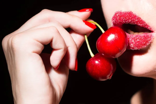 Νεαρή Γυναίκα Τρώει Κεράσια Σέξι Κόκκινα Χείλη Ώριμο Βιολογικό Κεράσι — Φωτογραφία Αρχείου