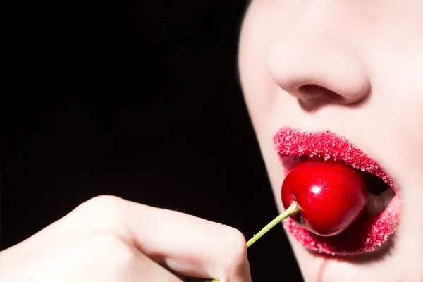 Jovem Come Cerejas Lábios Vermelhos Sexy Com Cereja Orgânica Madura — Fotografia de Stock
