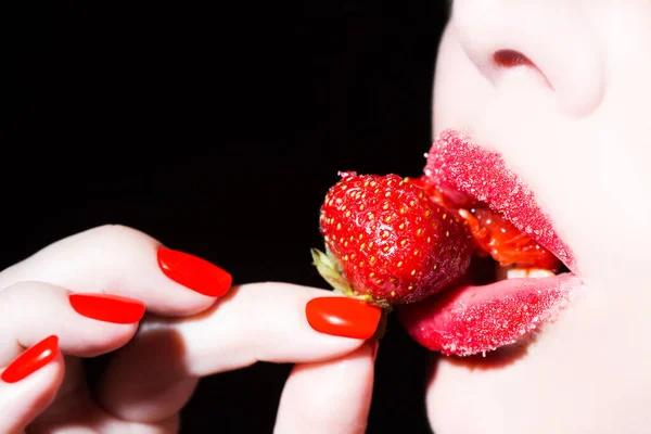 Una Giovane Donna Mangia Fragole Labbra Rosse Sexy Con Fragola — Foto Stock