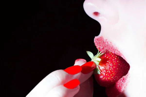 Sexy Labios Rojos Con Fresa Orgánica Madura Cubierta Azúcar Aislada —  Fotos de Stock