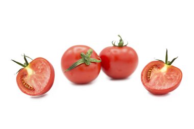 Olgun taze organik domatesler ve beyaz arka planda izole edilmiş çiy damlalarında iki domates.