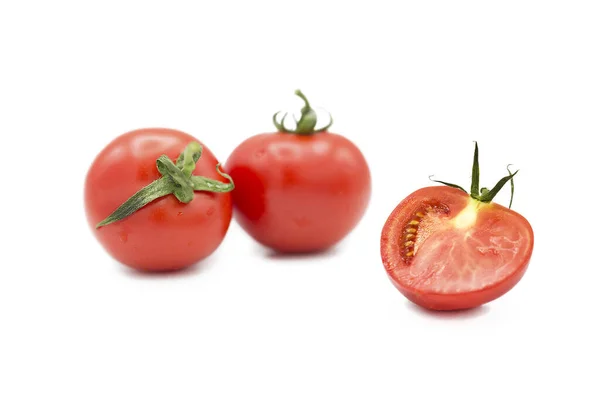 Reife Frische Bio Tomaten Und Eine Halbe Tomate Den Tautropfen — Stockfoto