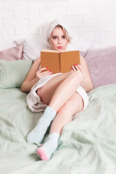 Молода Жінка Читає Книгу Лежачи Ліжку Спальні — стокове фото