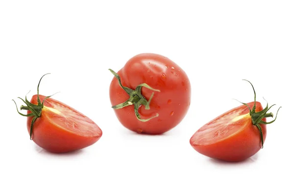 Pomodoro Biologico Fresco Maturo Due Metà Pomodoro Nelle Gocce Rugiada — Foto Stock