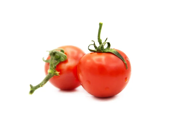 Zwei Reife Frische Bio Tomaten Mit Tautropfen Auf Weißem Hintergrund — Stockfoto