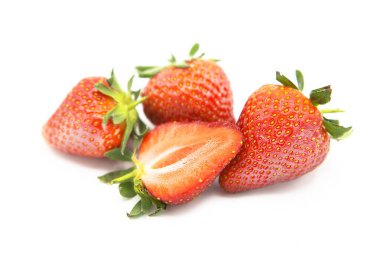 Beyaz arka planda izole edilmiş taze organik çilekler..