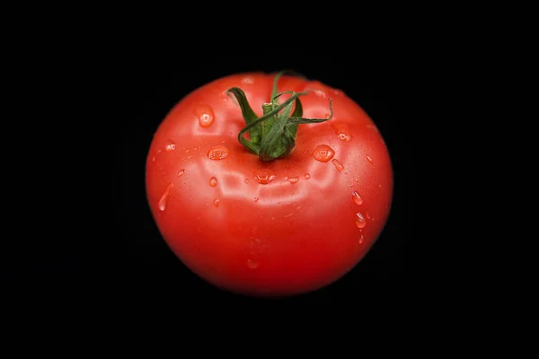 Reife Frische Bio Tomate Wassertropfen Isoliert Auf Schwarzem Hintergrund — Stockfoto