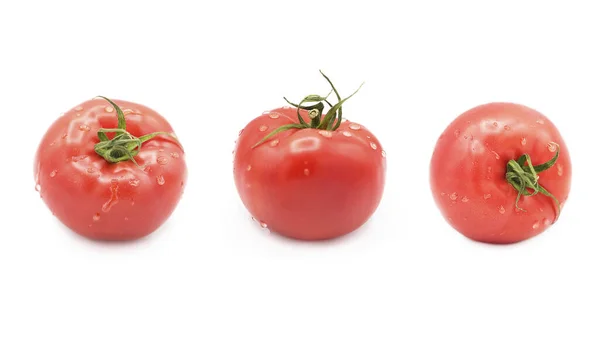 水の滴に熟した新鮮な有機トマト白い背景に隔離された — ストック写真