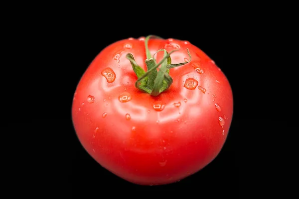 Reife Frische Bio Tomate Wassertropfen Isoliert Auf Schwarzem Hintergrund — Stockfoto