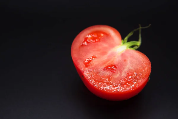 Metade Tomate Gotas Água Isoladas Sobre Fundo Preto — Fotografia de Stock