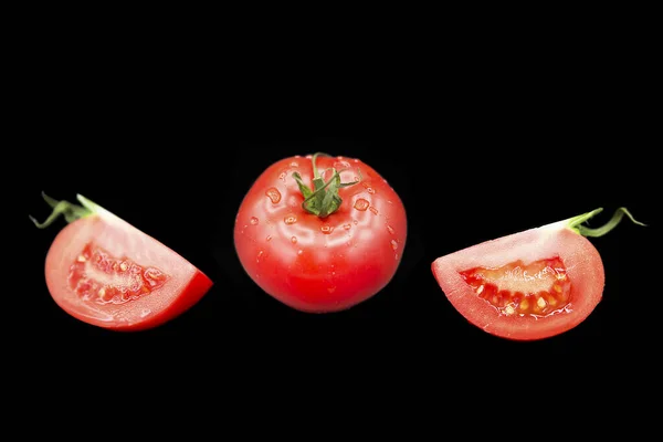 Tomate Biologique Fraîche Mûre Moitiés Tomate Gouttes Rosée Isolées Sur — Photo