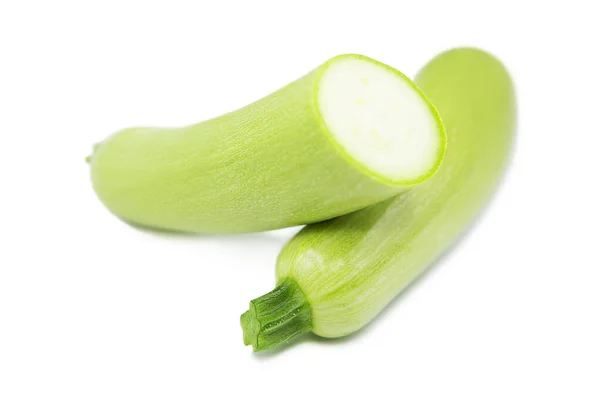 Frische Bio Grüne Zucchini Mit Zucchini Scheiben Isoliert Auf Weißem — Stockfoto