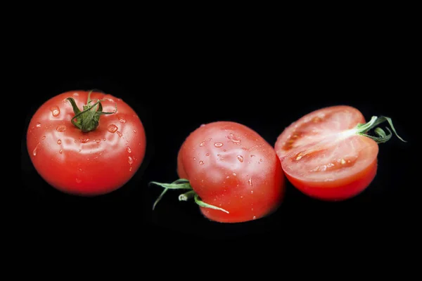 Reife Frische Bio Tomaten Und Tomatenhälften Tautropfen Isoliert Auf Schwarzem — Stockfoto