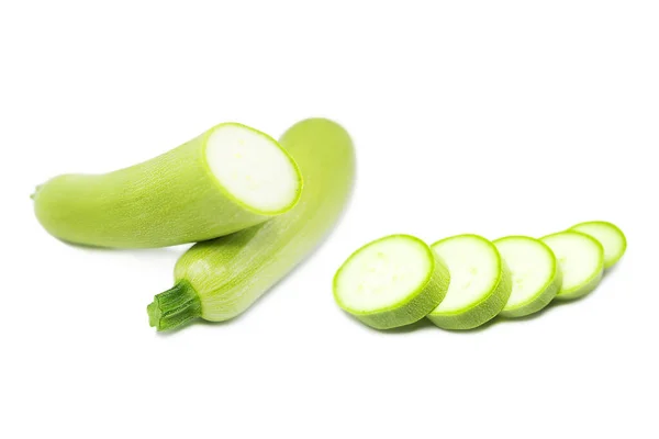 Frische Bio Grüne Zucchini Mit Zucchini Scheiben Isoliert Auf Weißem — Stockfoto