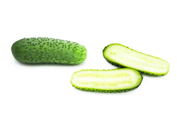 Frische Bio Gurke Und Zwei Gurkenhälften Isoliert Auf Weißem Hintergrund — Stockfoto