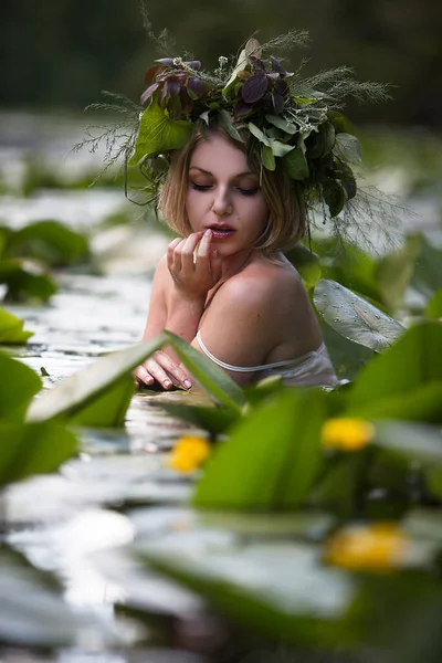 美しいセクシーな女性は睡蓮と湖の花のお風呂のリース — ストック写真
