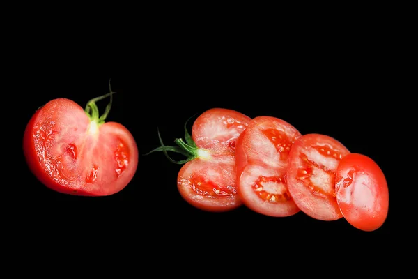 Halbreife Frische Bio Tomaten Und Scheiben Geschnittene Tomaten Tautropfen Isoliert — Stockfoto