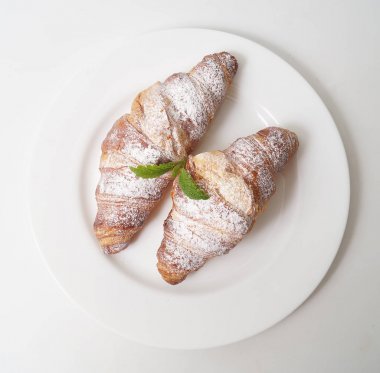 Yeni pişmiş kruvasan.