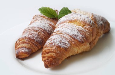 Yeni pişmiş kruvasan.