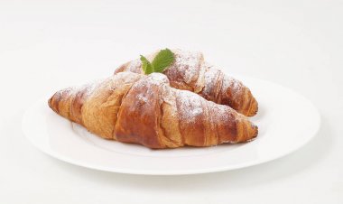 Yeni pişmiş kruvasan.