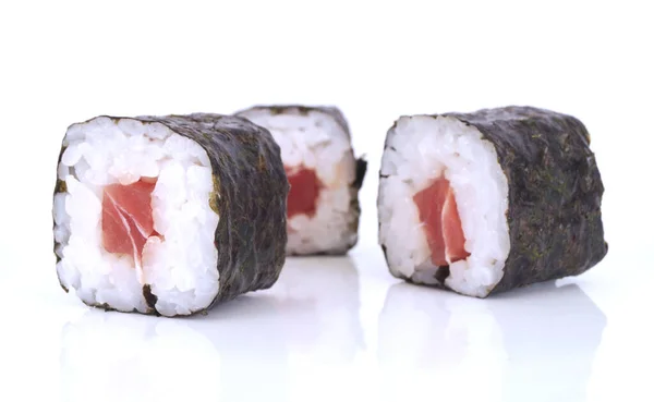白を背景に寿司を巻きました ロイヤリティフリーのストック画像