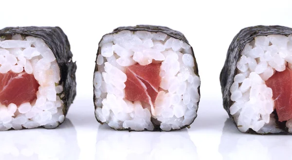 Zwinięte Sushi Białym Tle Zdjęcie Stockowe