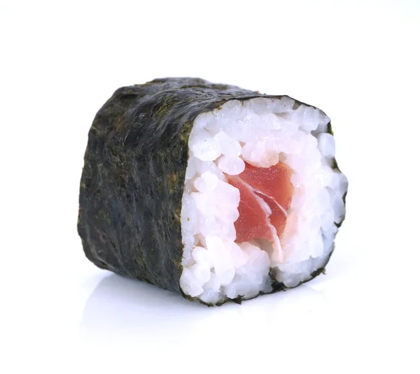 Sushi Enrolado Fundo Branco — Fotografia de Stock