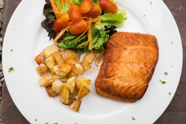 Somon biftek ile kızarmış patates ve salata, ızgara somon