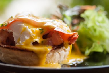 Yumurta Benedict salata ile kızarmış kek üzerinde