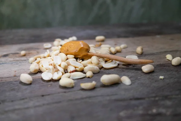 Cremosa mantequilla de cacahuete en la mesa de madera —  Fotos de Stock