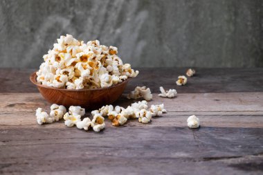 ahşap masa üzerinde patlamış mısır