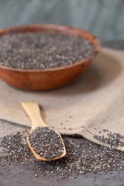 Masanın üzerine bir tahta kaşık Chia tohum