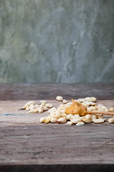 Cremige Erdnussbutter auf Holztisch — Stockfoto