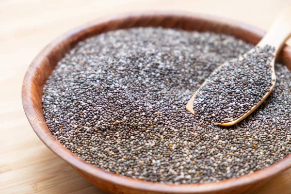 Masanın üzerine bir tahta kaşık Chia tohum — Stok fotoğraf